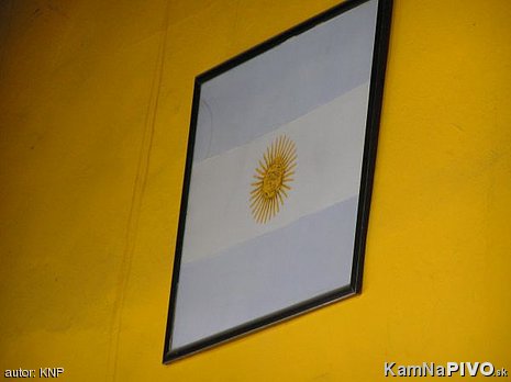 vlajka zarámovaná na stene