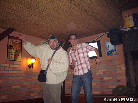 štamgasti a ich tanečky na stoloch štamgasti a ich tanečky na stoloch