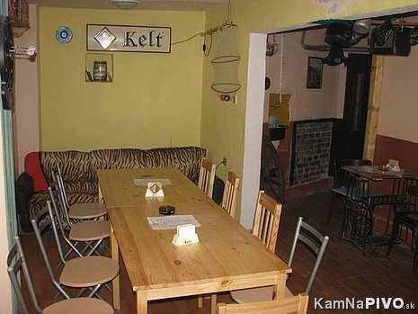 Kántry pub - Interiér - veľký stôl