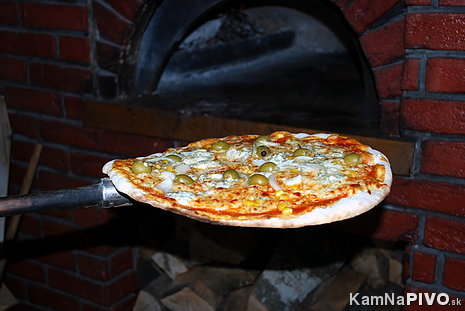 Čerstvo upečená pizza Čerstvo upečená pizza