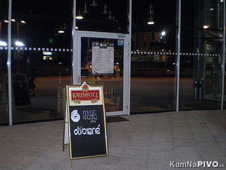 Music a Cafe Nitra vchod od Agrokomplexu