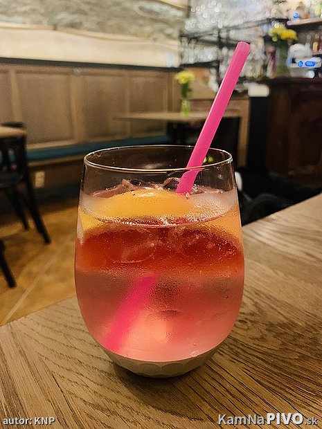 Miešaný drink - pink gin tonic