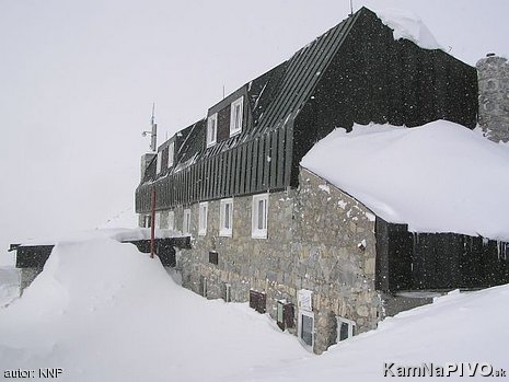 Chata v zime zvonku