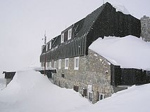 Chata v zime zvonku